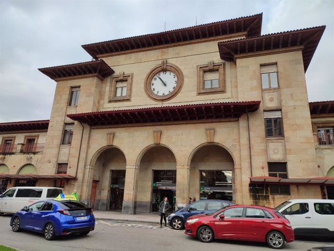 Archivo - Estación del Norte, estación de tren en la calle Uría de Oviedo.