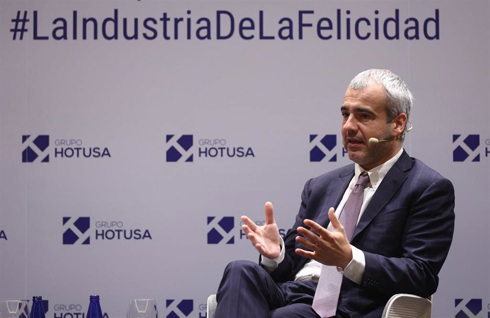 Archivo - El presidente de Aena, Maurici Lucena, interviene en el ciclo de debates La industria de la Felicidad organizado por Grupo Hotusa, en el Eurostars Madrid Tower, a 14 de octubre de 2022, en Madrid (España).  