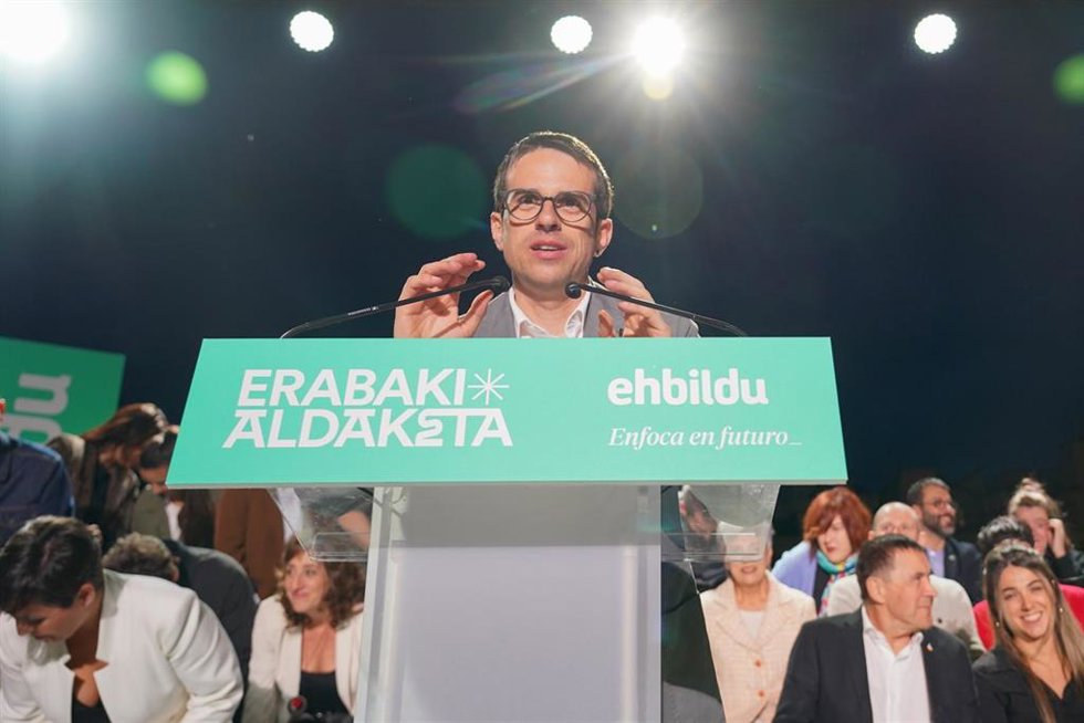 El candidato a lehendakari, Pello Otxandiano, interviene durante el inicio de la campaña electoral de EH Bildu, en la Plaza de Santa Bárbara, a 4 de abril de 2024, en Vitoria-Gasteiz, Álava, País Vasco (España). EH Bildu arranca hoy en Vitoria su campañ
