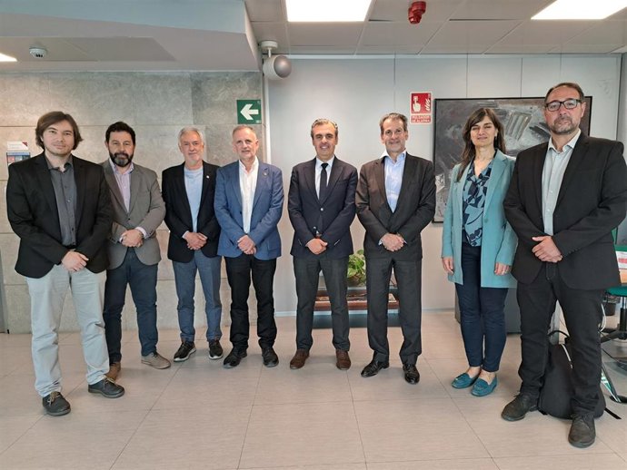 El conseller de Educación y Universidades, Antoni Vera, y el rector de la UIB, Jaume Carot, junto a otros miembros de la recién convocada Junta de Coordinación Universitaria.
