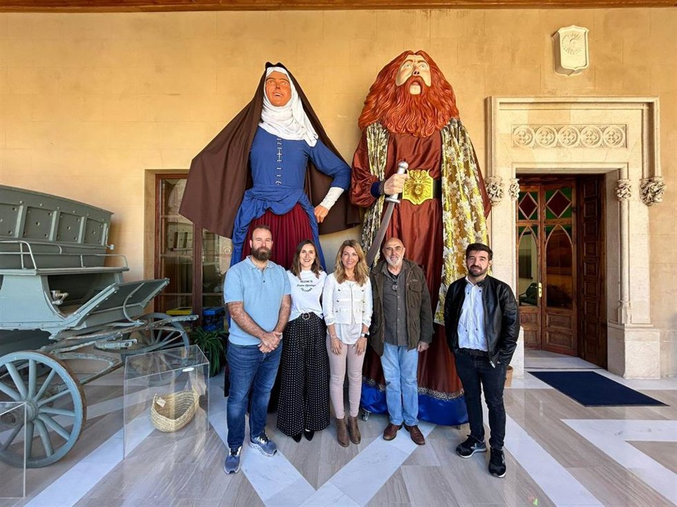 La alcaldesa de Andratx, Estefanía Gonzalvo, junto con los restauradores de los 'gegants' de Andratx.