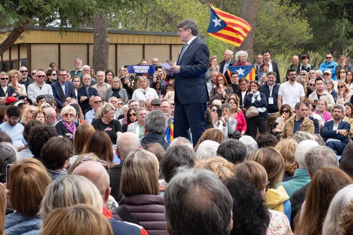 El expresidente de la Generalitat y candidato de Junts a las elecciones catalanas, Carles Puigdemont, interviene durante un acto de Junts+, a 6 de abril de 2024, en Elna (Francia)