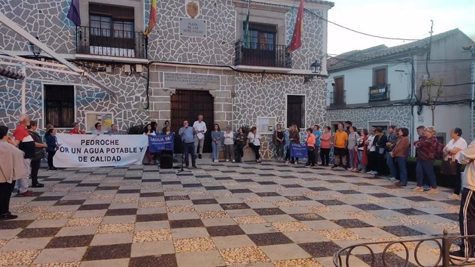 Concentración celebrada ante el Ayuntamiento de Pedroche.