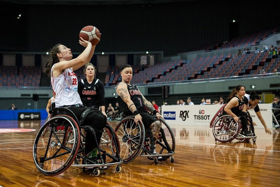 Naira Rodríguez intenta un lanzamiento en el España-Canadá en el Preparalímpico para París 2024