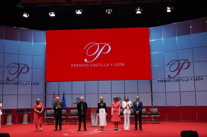 Archivo - El presidente de la Junta de Castilla y León, Alfonso Fernández Mañueco (c), entrega los Premios Castilla y León 2022, en el Centro Cultural Miguel Delibes, a 21 de abril de 2023, en Valladolid.