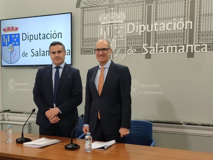 El presidente de la Diputación de Salamanca, Javier Iglesias (d), junto al diputado provincial Antonio Labrador (i), en La Salina