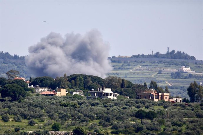Columna de humo tras un bombardeo del Ejército de Israel contra la localidad de Yarine, en Líbano (archivo)