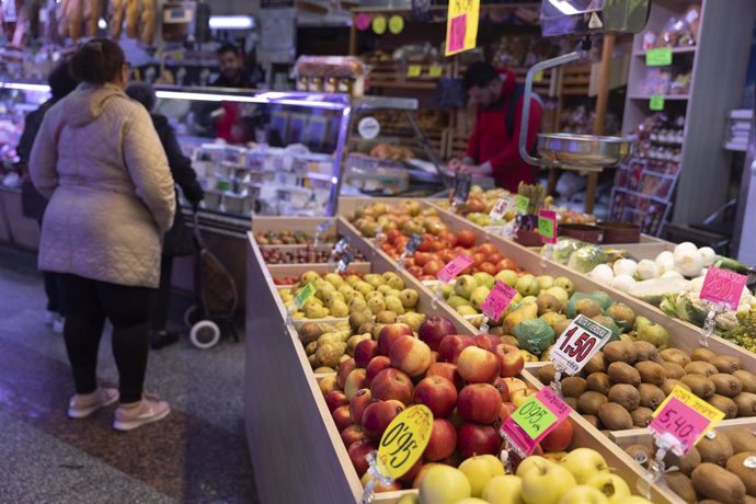 Archivo - Puesto de frutas en un mercado,  