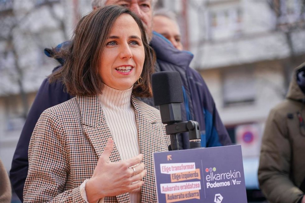 La secretaria general de Podemos, Ione Belarra, realiza declaraciones en el Monumento a la Asamblea de mujeres de Araba, a 1 de abril de 2024, en Vitoria-Gasteiz, Álava, Vizcaya, Euskadi (España). 