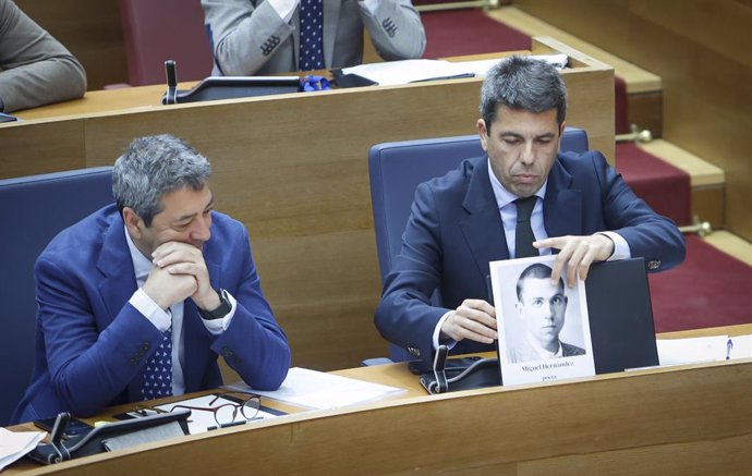 El president Carlos Mazón instal·la en el seu escó una fotografia de Miguel Hernández després de lliurar-li-la el PSPV