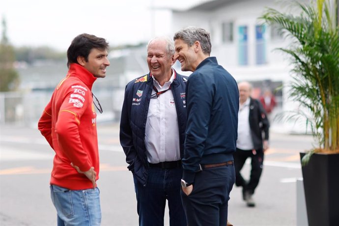 El asesor de Red Bull Helmut Marko conversa con el piloto español Carlos Sainz (Ferrari), en el Gran Premio de Japón 2024.