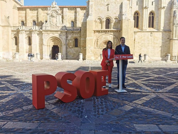 El secretario general del PSOE de León, Javier Alfonso Cendón, y la secretaria de Organización, Nuria Rubio, en su comparecencia ante la Real Basílica de San Isidoro.