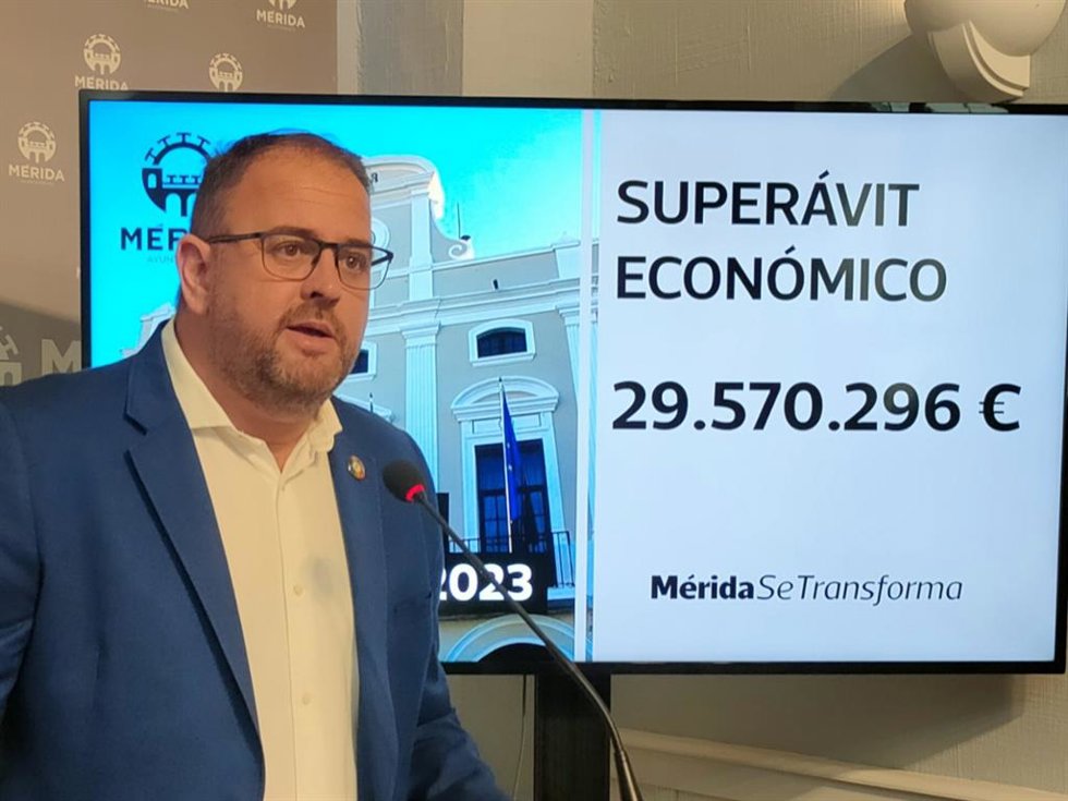 El alcalde de Mérida, Antonio Rodríguez Osuna, presenta el balance de las cuentas municipales de 2023.