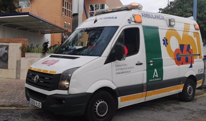 Archivo - Una ambulancia del 061.