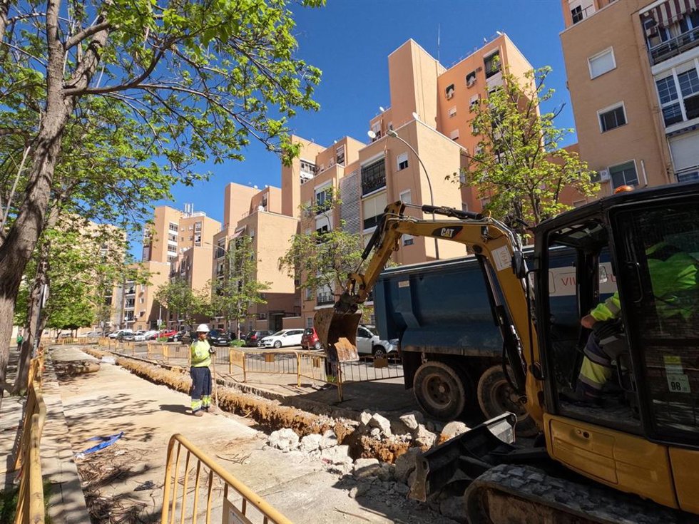 Endesa refuerza la red de media tensión en el Tiro de Línea (Sevilla).