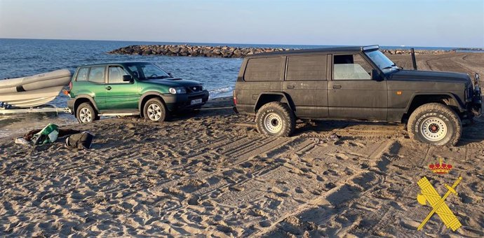 Los dos terrenos incautados preparados para remolcar la narcolancha en la playa de Costacabana, en Almería