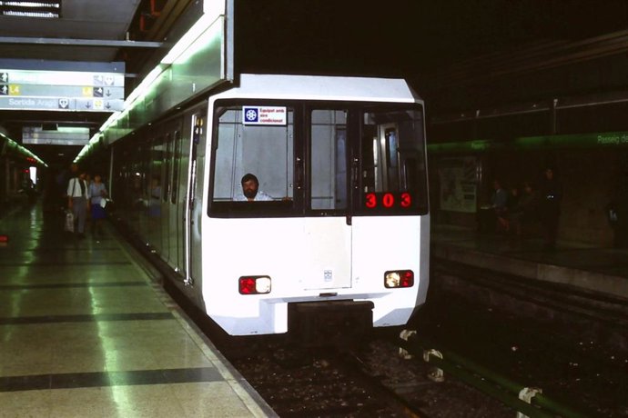 Archivo - Un tren de la serie 3000 de la red de metro de Barcelona.