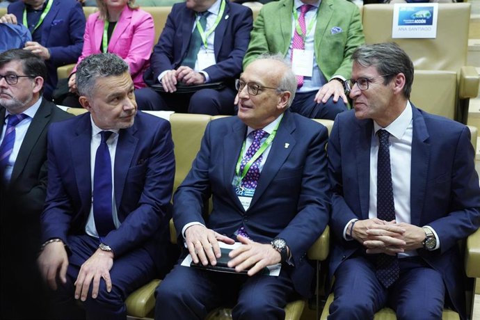 (I-D) El alcalde de Logroño, Conrado Escobar, el director general de la Asociación Española para la Calidad (AEC), Avelino Brito, y el presidente del Gobierno de La Rioja, Gonzalo Capellán, durante la inauguración del 28 Congreso de la Automoción