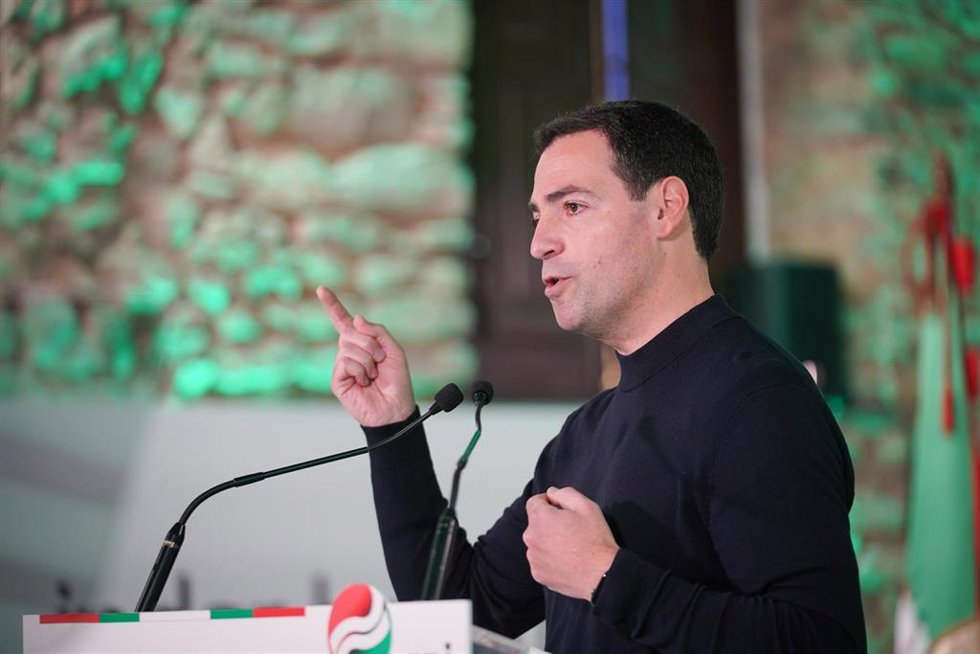 Archivo - El candidato del PNV a Lehendakari, Imanol Pradales, interviene durante un acto del PNV, en el Palacio de Villa Suso, a 24 de febrero de 2024, en Vitoria-Gasteiz