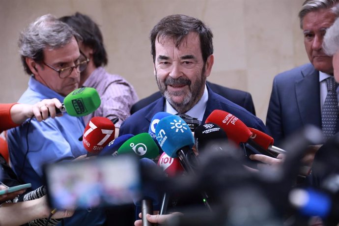El presidente del CGPJ atiende a la prensa en Cádiz.