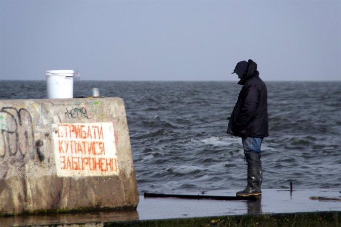 Un hombre en una playa de Odesa junto al mar Negro