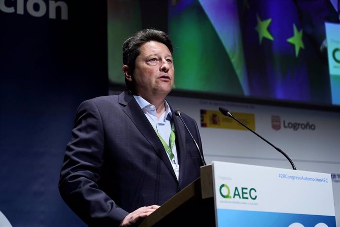 El presidente del Comité AEC Automoción, Óscar Gil, interviene durante la inauguración del 28 Congreso de la Automoción, en Riojaforum, a 18 de abril de 2024, en Logroño