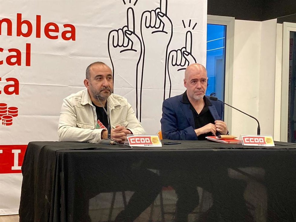 El secretario general de CC.OO., Unai Sordo, junto al secretario general de CC.OO. De Catalunya, Javier Pacheco, antes de su asamblea sindical abierta en el pabellón de la Vall d'Hebron de Barcelona