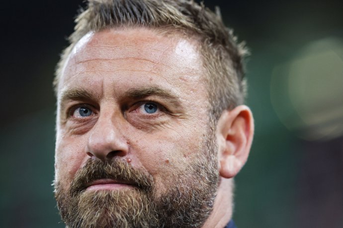 Daniele De Rossi Head Coach of AS Roma during the UEFA Europa League, Quarter-finals, 1st leg football match between AC Milan and AS Roma on April 11, 2024 at San Siro Stadium in Milan, Italy - Photo Fabrizio Carabelli / LiveMedia / DPPI
