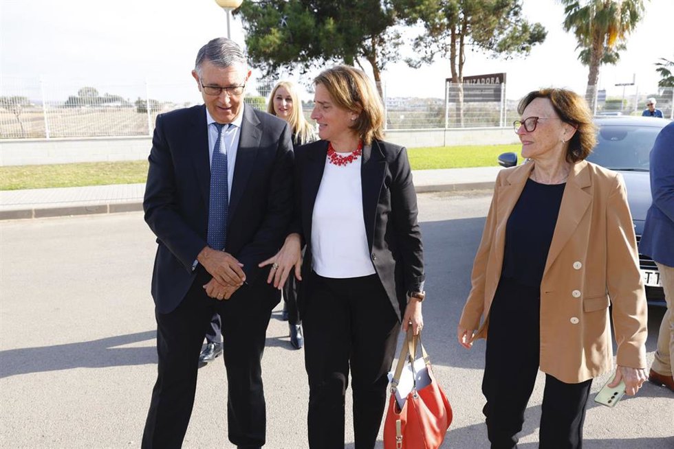 La ministra para la Transición Ecológica y el Reto Demográfico, Teresa Ribera, acompaña por el presidente de la CHS, Mario Urrea, y la  comisionada del Ciclo del Agua y Restauración de Ecosistemas, Francisca Baraza, en la desaladora de la MCT