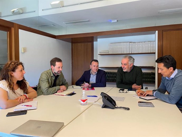 Los regidores del PSOE Palma, Angélica Pastor, Francisco Ducrós y Francesc Josep, en reunión con el decano del Colegio Oficial de Arquitectos de Baleares, Bernat Nadal.