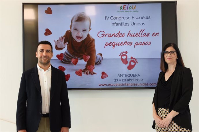 El diputado de Educación y Juventud, José Santaolalla, ha presentado este encuentro junto a la secretaria general de la Asociación Escuelas Infantiles, Gema Alarcón, entidad organizadora del evento.