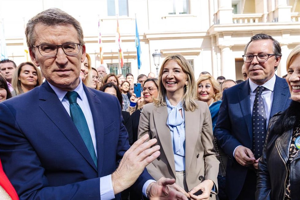 El presidente del Partido Popular, Alberto Núñez Feijóo (1i); la portavoz del PP en el Senado, Alicia Gracía (2i), y el secretario general del PP de Madrid, Alfonso Serrano (1d), durante un encuentro con concejales, en la plaza de la Marina, a 3 de abri