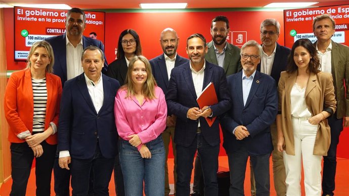 El secretario general del PSOE de Málaga, Daniel Pérez, y el parlamentario andaluz, José Luis Ruiz Espejo, informan sobre temas de actualidad tras mantener una reunión de la interparlamentaria socialista.