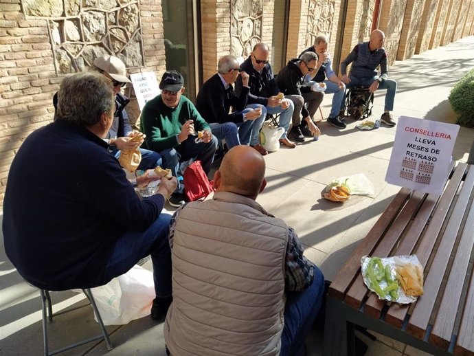 Un grupo de arroceros valencianos lleva a cabo una sentada a las puertas de la Conselleria de Agricultura para pedir que se agilice el pago de las ayudas PAC