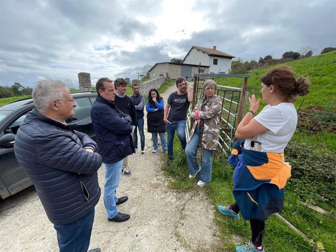 El portavoz del grupo municipal socialista en Llanes, Antonio Trevín; el consejero de Medio Rural y Política Agraria, Marcelino Marcos; los concejales de Llanes Luis Arenas, Esteban Amieva y Laura Inguanzo; el propietario de la explotación, Manuel Roman