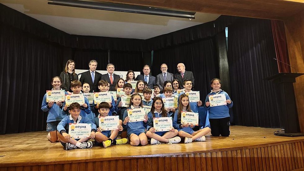 Alumnos del Colegio Santa María del Naranco de Oviedo junto al alcalde, Alfredo Canteli, los responsables del colegio y los organizadores del programa 'Qué sabemos de economía'.