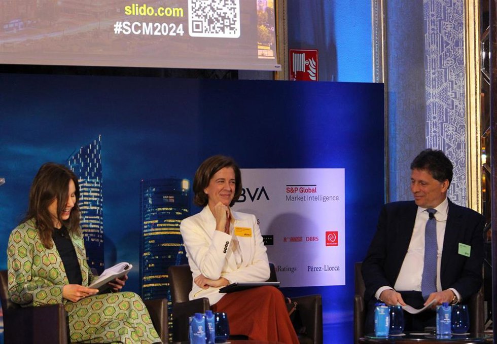 La presidenta de AEB, Alejandra Kindelán, y el consejero delegado de AFME, Adam Farkas, a 18 de abril de 2024, en Madrid.