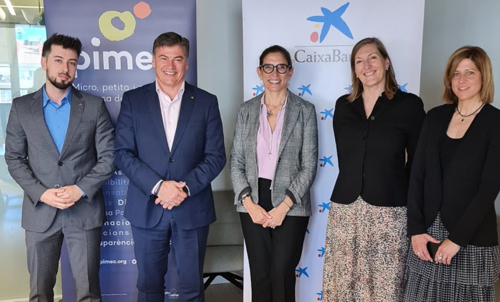 Representantes de Pimec y CaixaBank en la firma de la renovación de los convenios de ambas entidades