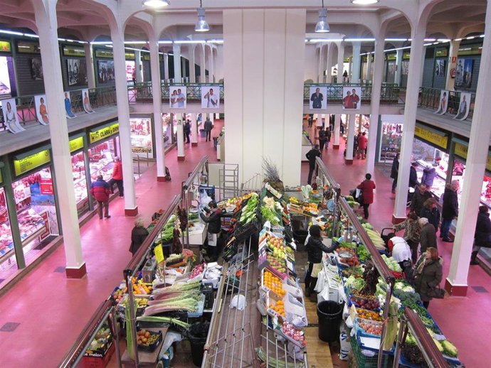 Archivo - Interior del Mercado de San Blas de Logroño