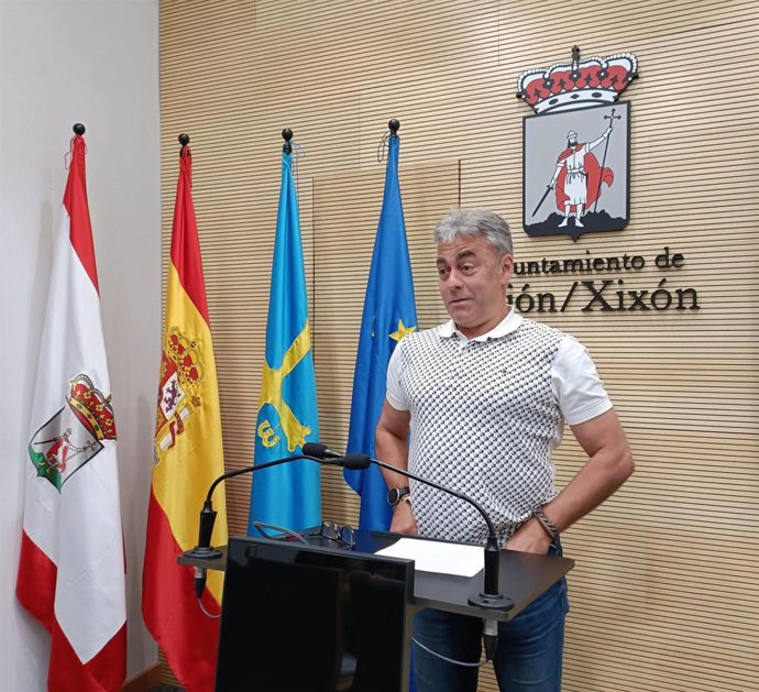 El concejal del Grupo Municipal Socialista de Gijón Ramón Tuero, en rueda de prensa en el Consistorio gijonés.