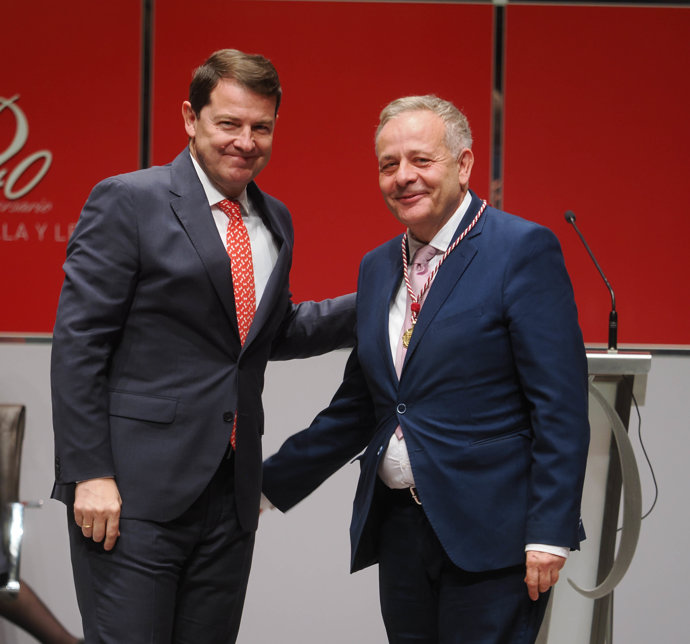 El presidente de la Junta de Castilla y León, Alfonso Fernández Mañueco (i), entrega el Premio Castilla y León de Ciencias Sociales y Humanidades al historiador del arte René Jesús Payo Hernanz, durante el acto de entrega de los Premios Castilla y León 