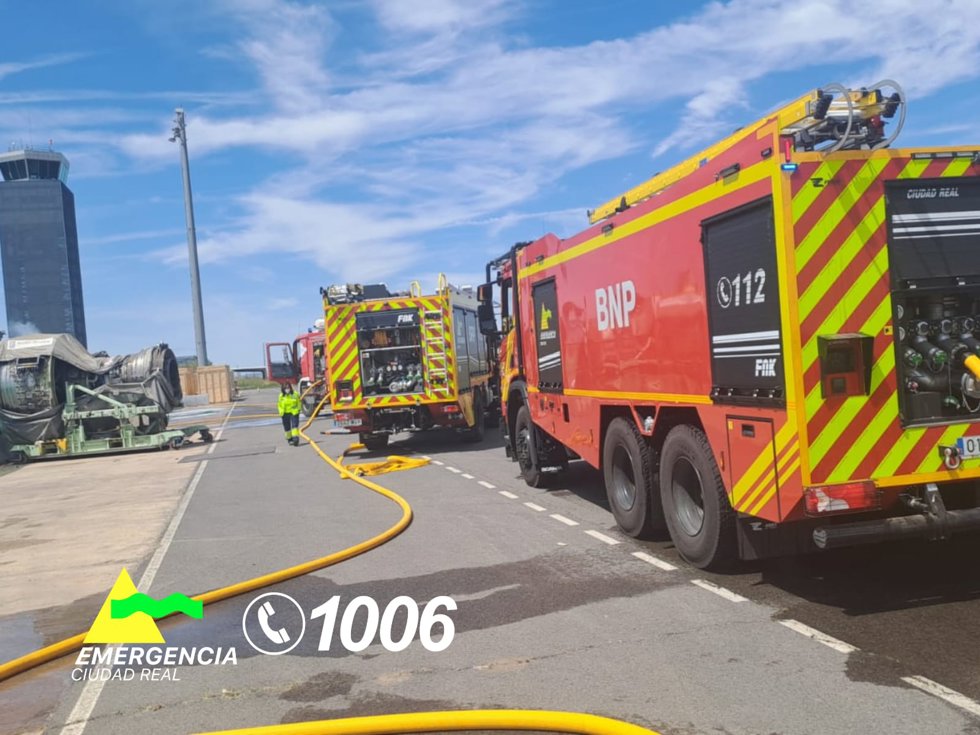 Trabajos de extinción del incendio en la cola de un Airbus 330