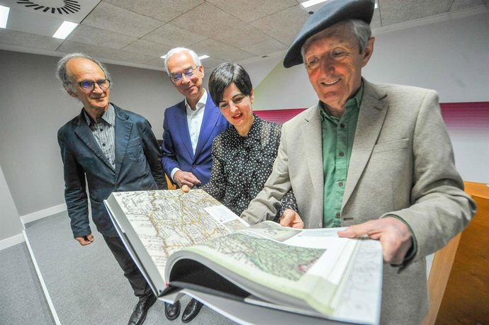 Ezkerretik eskuinera: Joseba Agirreazkuenaga, Ramon Oleaga, Maria Jesus Etxaniz eta Jose Mari Esparza.