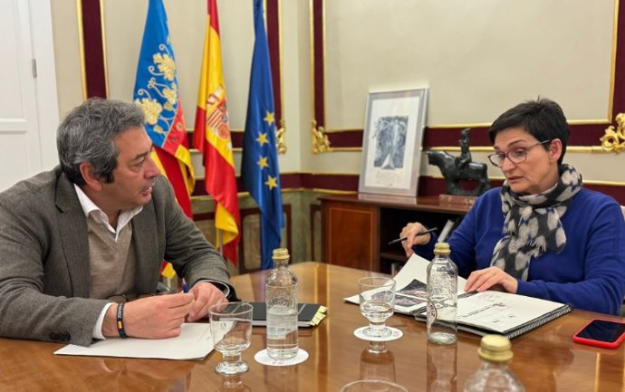 Archivo - El conseller de Cultura, Vicente Barrera, y la directora del IVAM, Nuria Enguita, en imagen de archivo. 