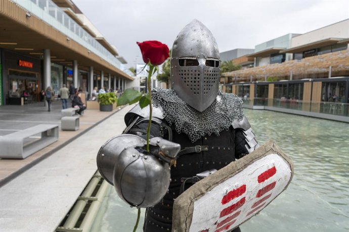 Archivo - Puerto Venecia organiza un amplio programa de actividades con motivo del Día de San Jorge.