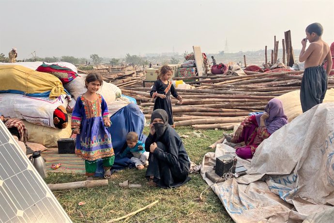 Archivo - 01 November 2023, Pakistan, Islamabad: A woman sits with her children among the ruins of a razed refugee camp on the outskirts of the city. Thousands of Afghan refugees are fleeing Pakistan for their motherland under the prospect of mass deporta