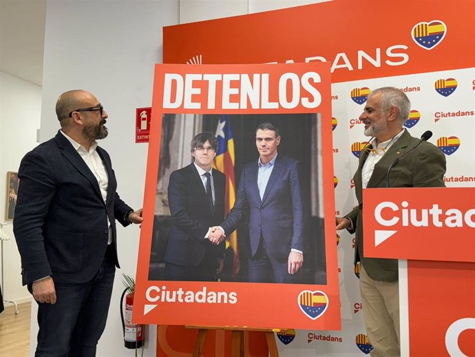 El candidato de Cs a las elecciones catalanas, Carlos Carrizosa, y el jefe de campaña y eurodiputado Jordi Cañas
