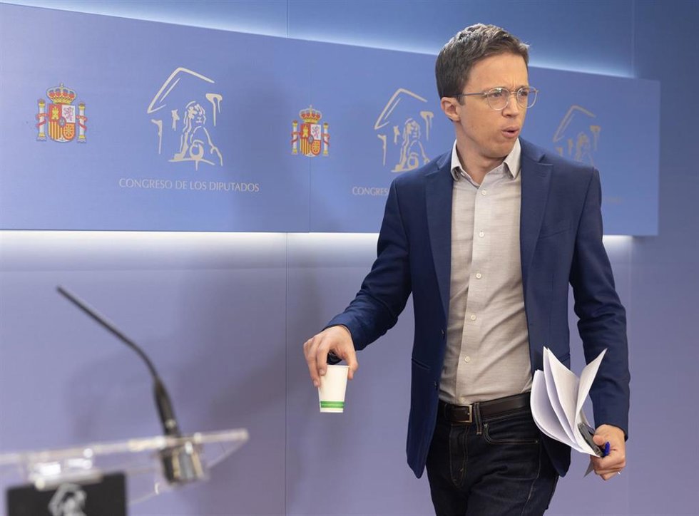 El líder de Más País, Iñigo Errejón, a su llegada a una rueda de prensa posterior a la reunión de Junta de Portavoces, en el Congreso de los Diputados, a 9 de abril de 2024, en Madrid (España).