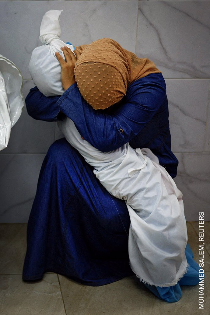 'Una Mujer Palestina Abraza El Cuerpo De Su Sobrina', Del Fotoperiodista De Reuters Mohammed Salem, Se Ha Alzado Con El Premio World Press Photo Del Año 2024.