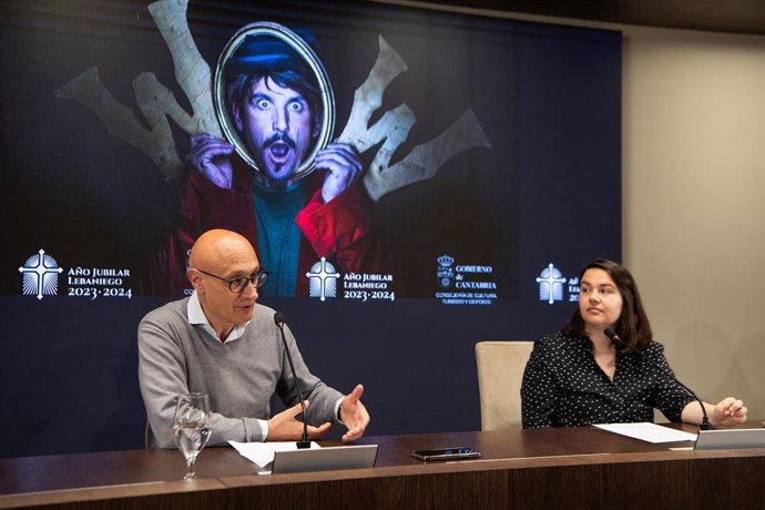 El director general de cultura y Patrimonio Histórico, Juan Antonio González Fuentes, y Marta López, directora del programa, presentan el programa 'Cultura y Territorio